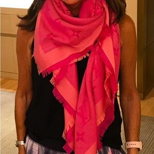 24 Hour SALE!!🩷🌟Louis Vuitton Pink /Wool monogrammed shawl Excellent condition!